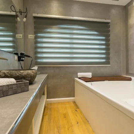 Colosseum Jacuzzi Suites
